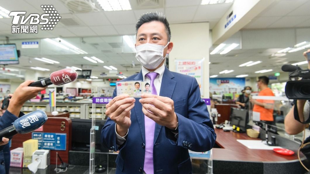 桃園市長候選人林志堅今天將戶籍遷到桃園中壢。（圖／林智堅團隊提供）