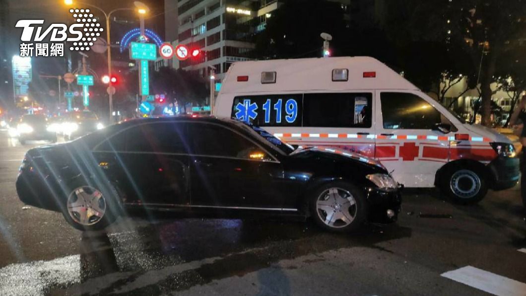 七旬翁開賓士擦撞救護車 稱「隔音太好」沒聽到