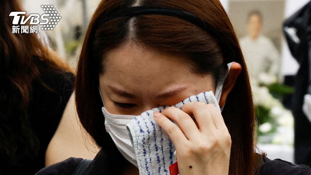 圖輯/送安倍最後一程!增上寺排成人龍 民眾獻花致意頻拭淚
