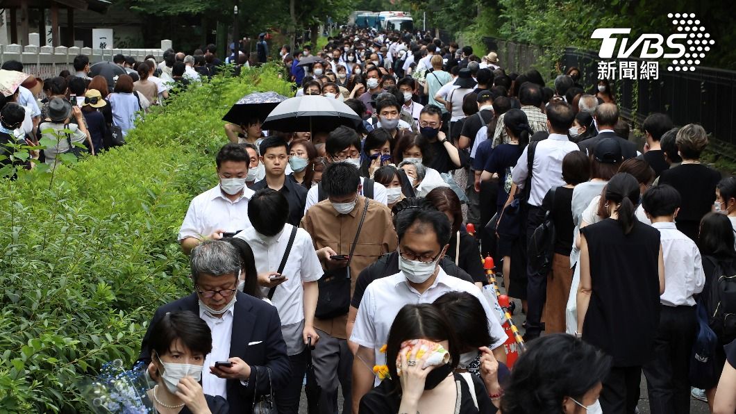 大批民眾前往增上寺。（圖／達志影像美聯社）