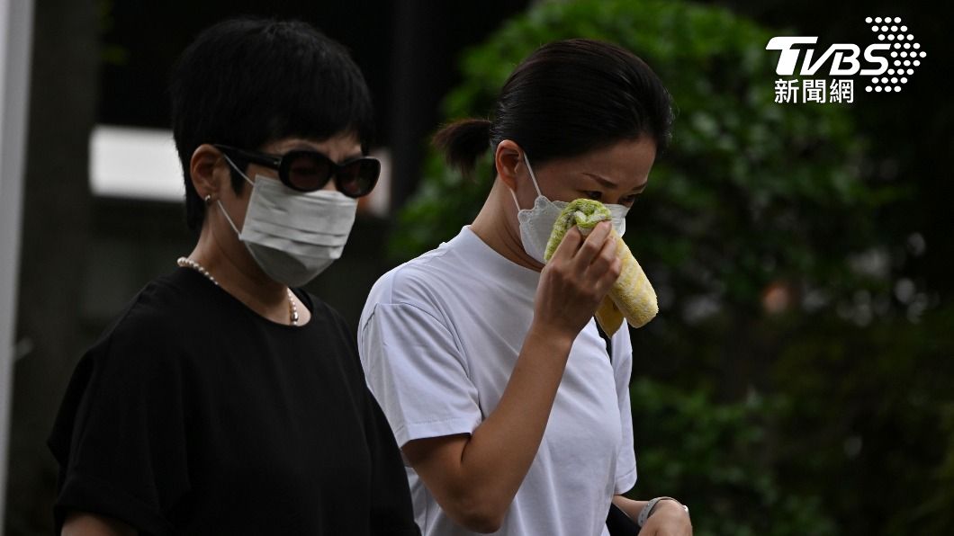 致意民眾神情哀痛。（圖／達志影像美聯社）