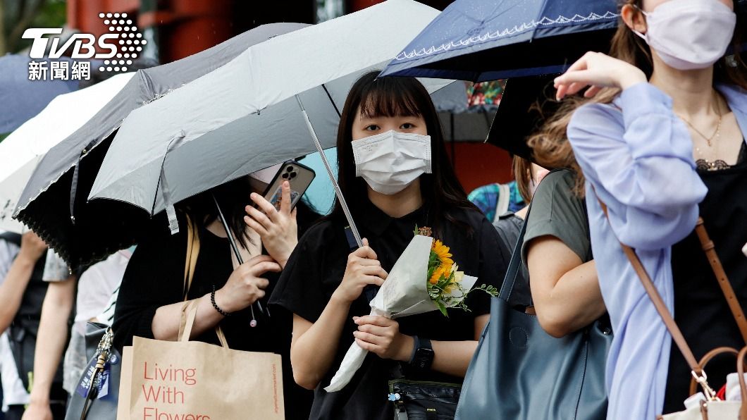 許多人一早就到場致意。（圖／達志影像路透社）