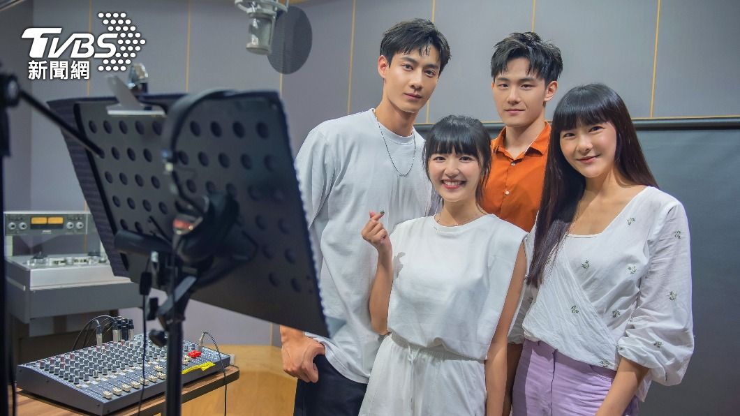 左起黃柏峰、陳彥廷、(前排)馮容潔、賴雅琪。(圖/TVBS)