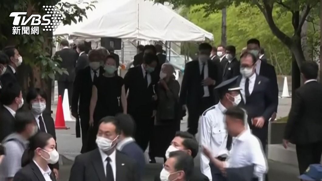 金美齡挽著賴清德。(圖/路透)