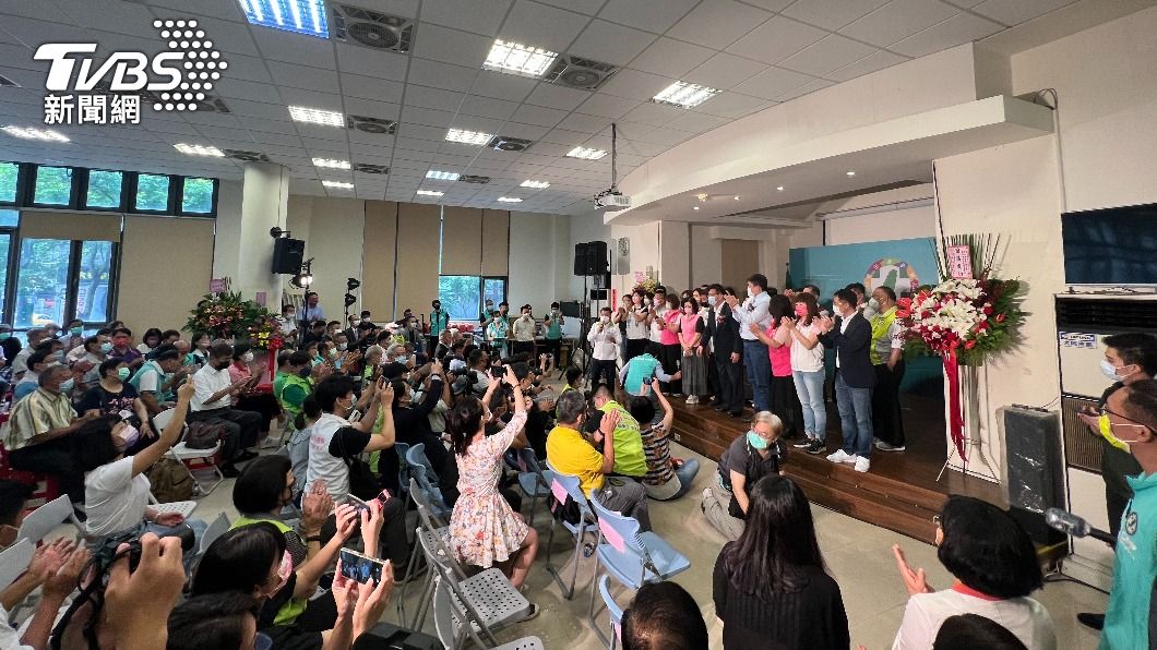 民進黨新北市黨部主委執委評委交接,成為林佳龍轉戰新北首場造勢活動。(圖/TVBS)