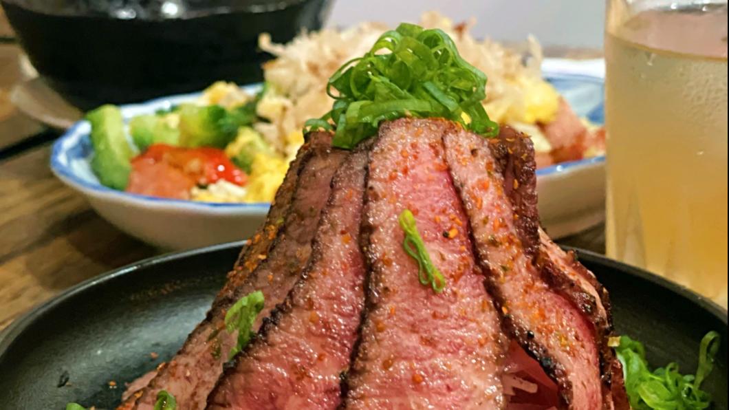 「醋牲」浮誇系火山生牛肉。(圖/翻攝自食尚玩家)