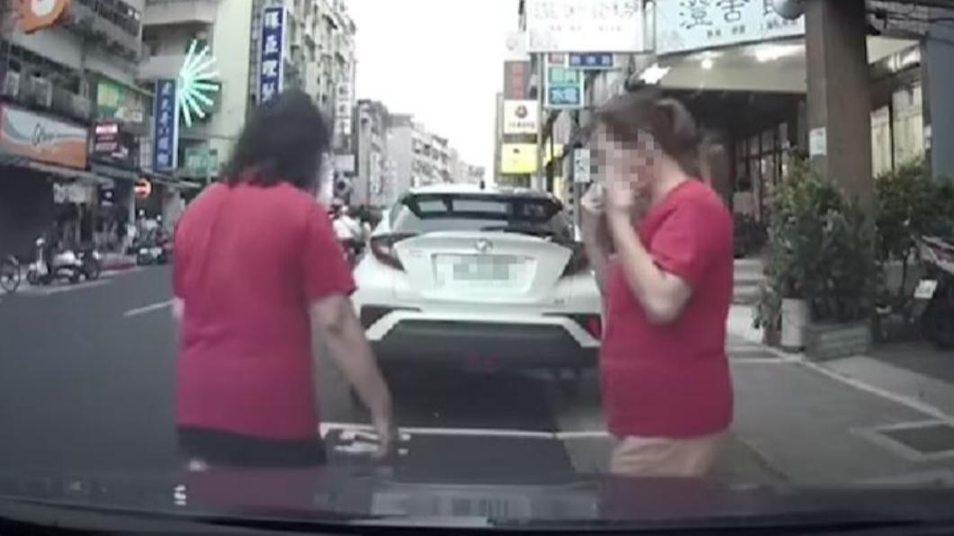 人肉「接力」佔車位!民眾怒報警 婦人喊:我等很久欸
