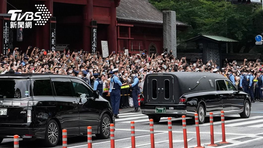 安倍靈車出殯、妻沉痛捧牌位 沿途大批民眾目送最後一程
