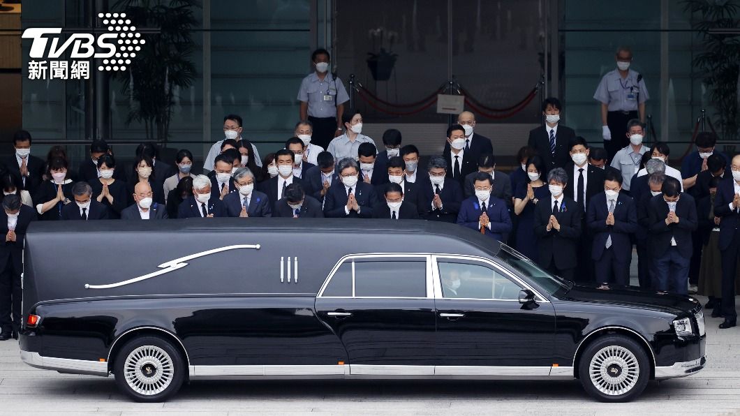 首相岸田向安倍靈車低頭,目送他走完最後一程。(圖/達志影像美聯社)