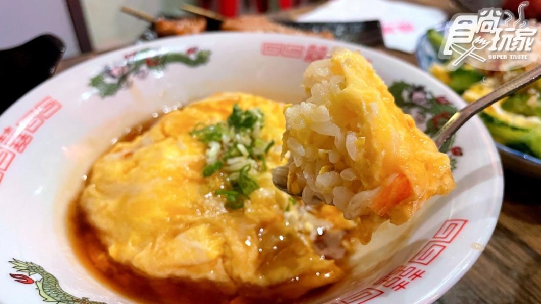來到「羞羞町居酒屋」想要暖胃,絕對不能錯過正宗日式「天津飯」。(圖/翻攝自食尚玩家)