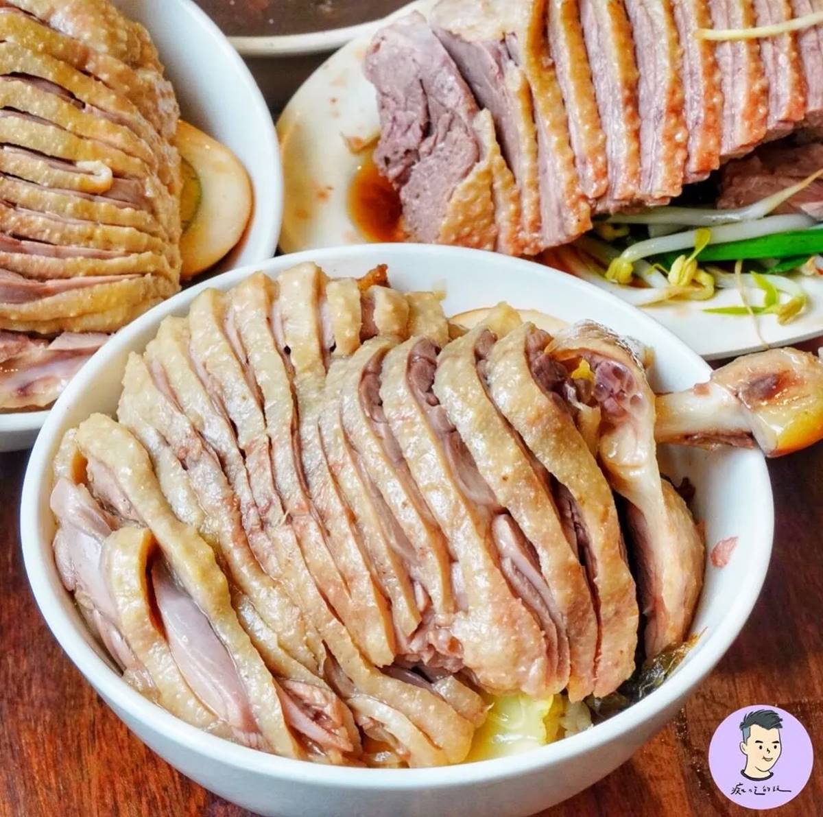 每日限量鴨腿飯(100元)整隻鴨腿切片擺好擺滿。(圖/痴吃的玩提供)