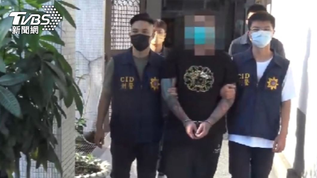 4名歹徒犯案後到警局投案。（圖／TVBS）