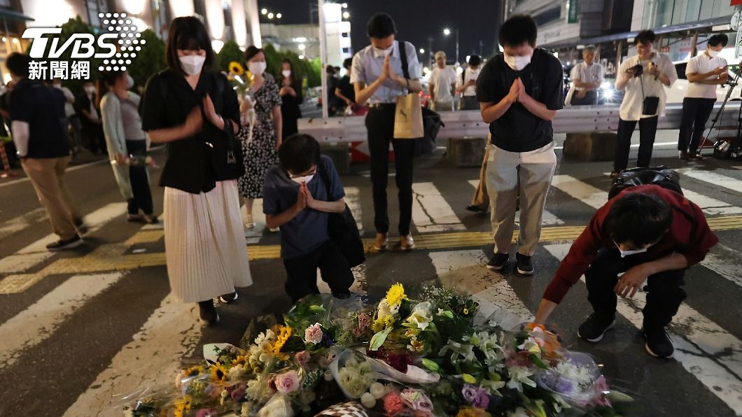 日本民眾前往案發地點獻花致意。(圖/達志影像美聯社)