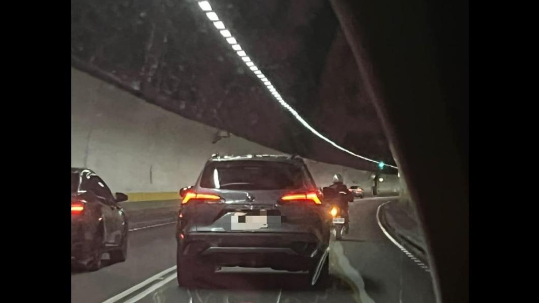 民眾目擊機車誤上國道的全程。 (圖/翻攝爆怨公社)