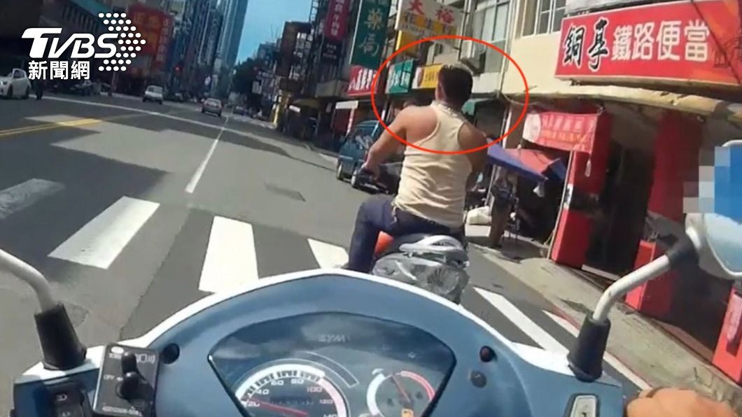 男大喇喇騎車「未戴帽」 不甩攔停猛催油門還揮拳咬傷2警