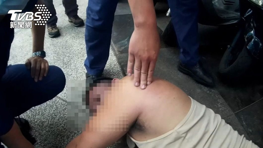 員警花費一番力氣才將趙男壓制。(圖/TVBS)