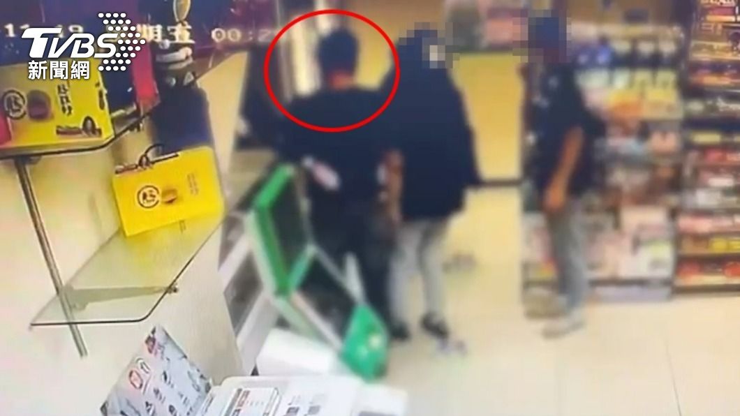 見女店員處理故障ATM!男趁機襲臀還罵髒話 下場出爐