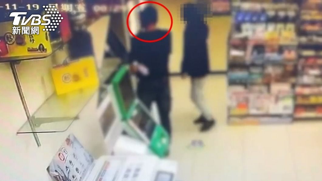 男子對女店員襲臀。(圖/TVBS)