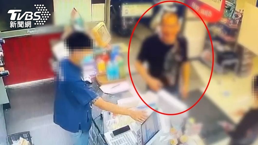 男子又回到超商辱罵店員。(圖/TVBS)