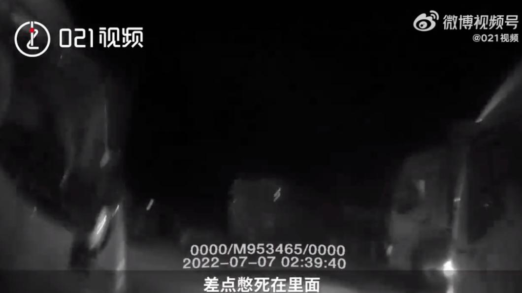 司機被反鎖在冷藏貨櫃內。(圖/翻攝自微博021視頻)