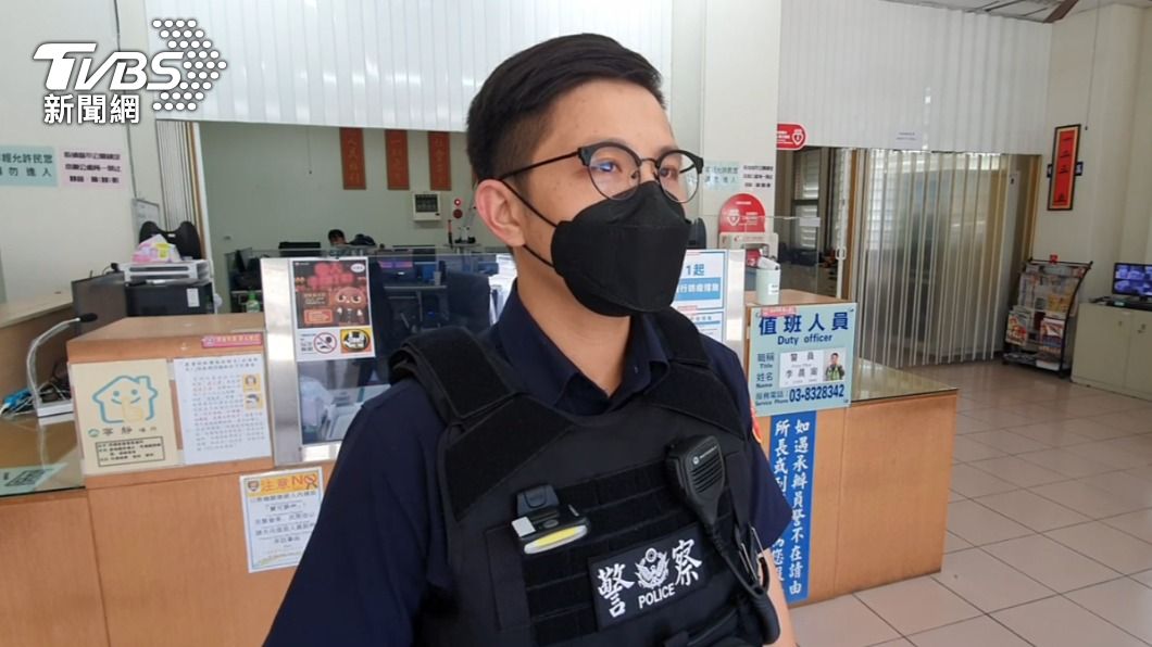 李姓員警用輕鬆的口吻讓阿德卸下心防乖乖就範。(圖/TVBS)
