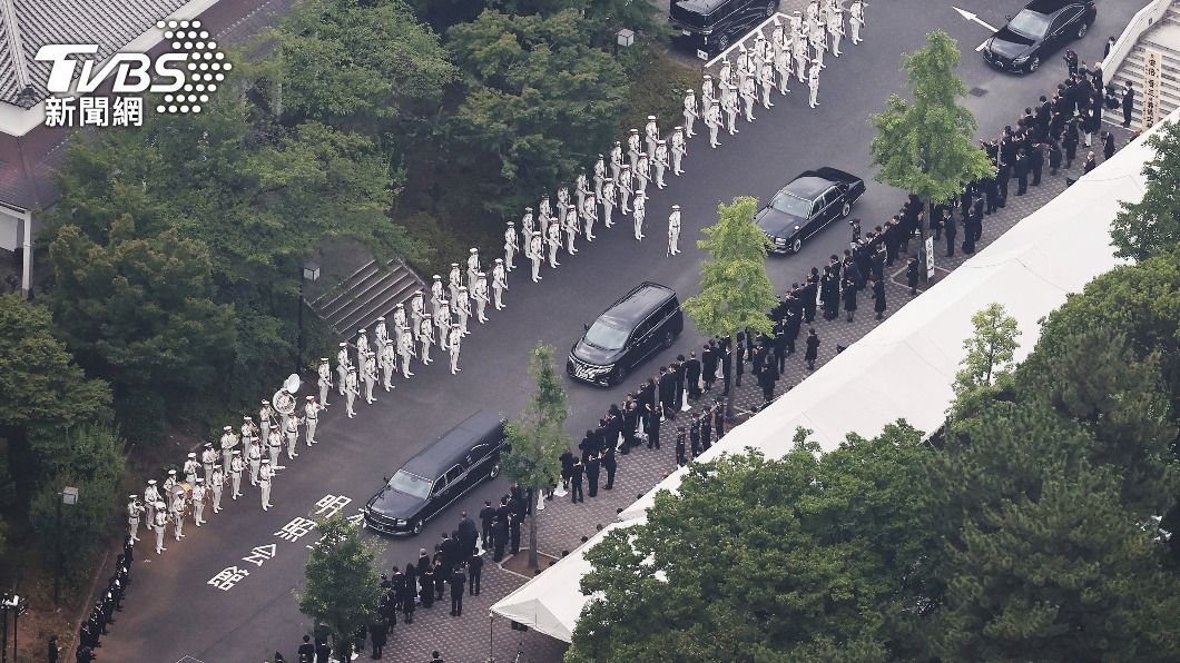 靈車從增上寺出發。(圖/達志影像美聯社)