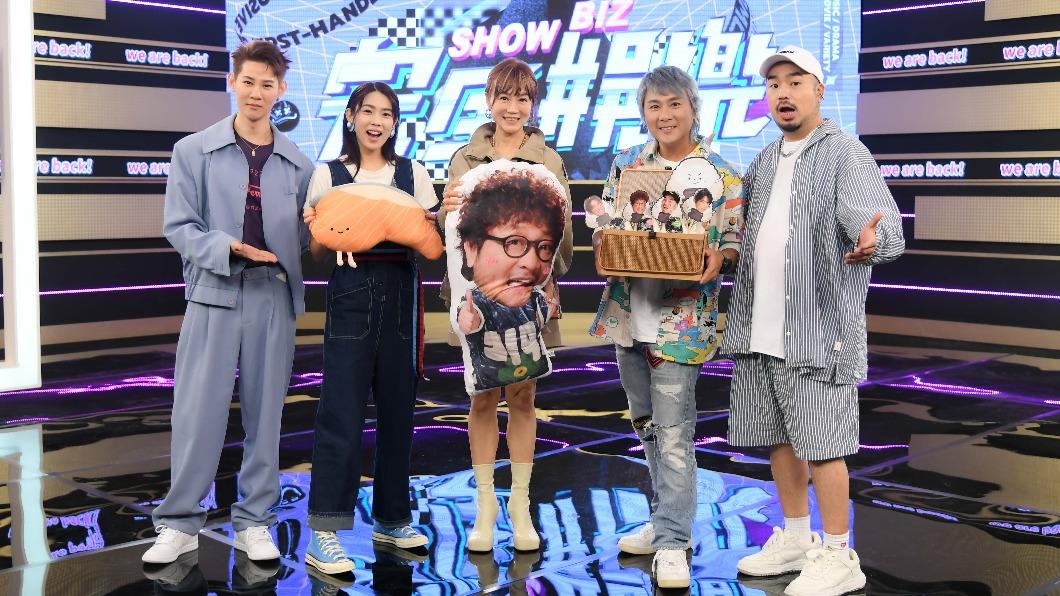 夏和熙（左起）、林思宇、高怡平、王仁甫和阿達慶祝回歸電視圈。（圖／三立提供）