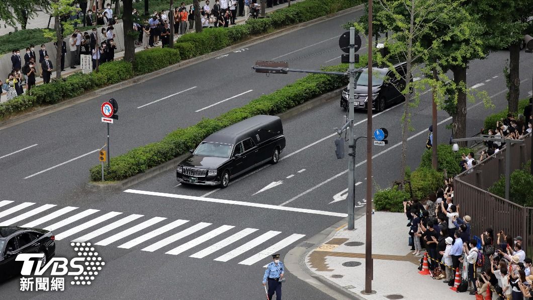 靈車行經處都站滿人潮。(圖/達志影像美聯社)