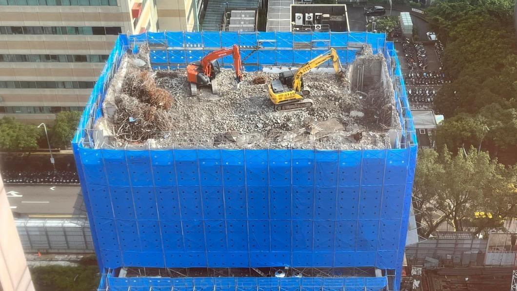 怪手怎麼上屋頂的？網歪樓「肯定是魔法」　內行解答真相