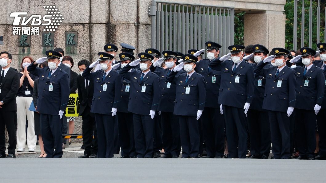 警員列隊向安倍敬禮。(圖/達志影像美聯社)