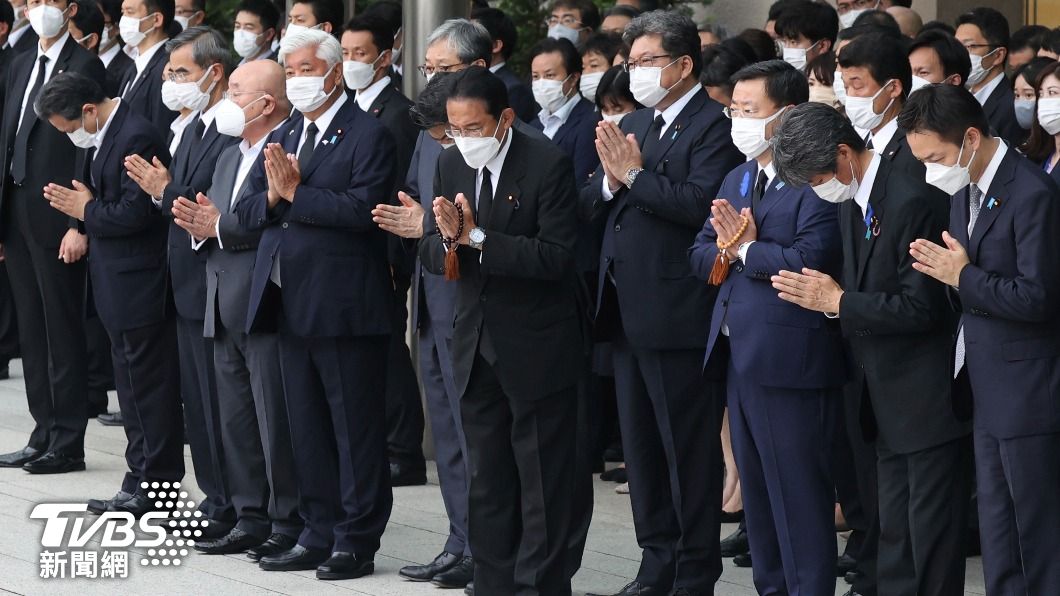 岸田領著眾人在首相官邸等候。(圖/達志影像美聯社)