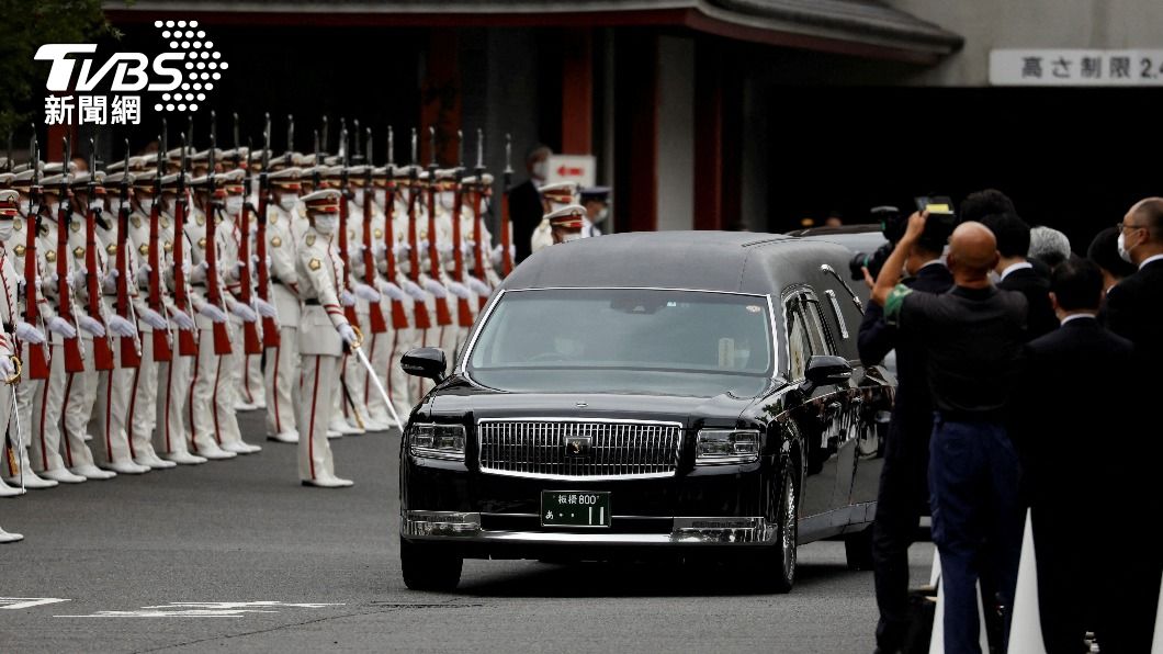 圖輯/安倍最後政治巡禮!靈車出殯繞行 眾人含淚道別