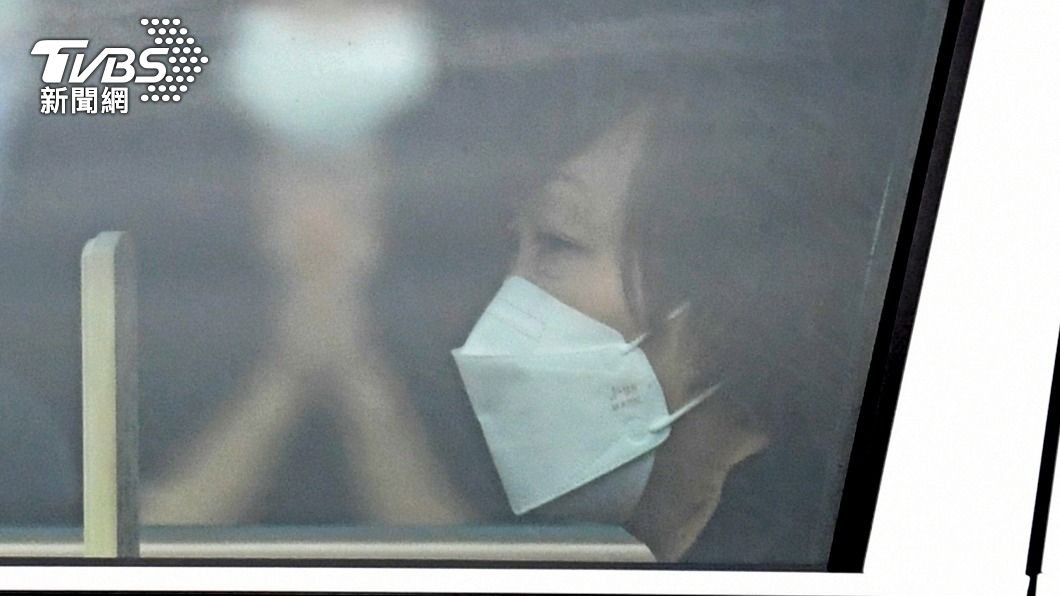 安倍昭惠手捧牌位，難掩憔悴。（圖／達志影像美聯社）