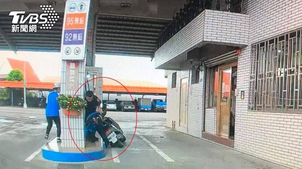 蔡男在加油站內遭逮。(圖/TVBS)