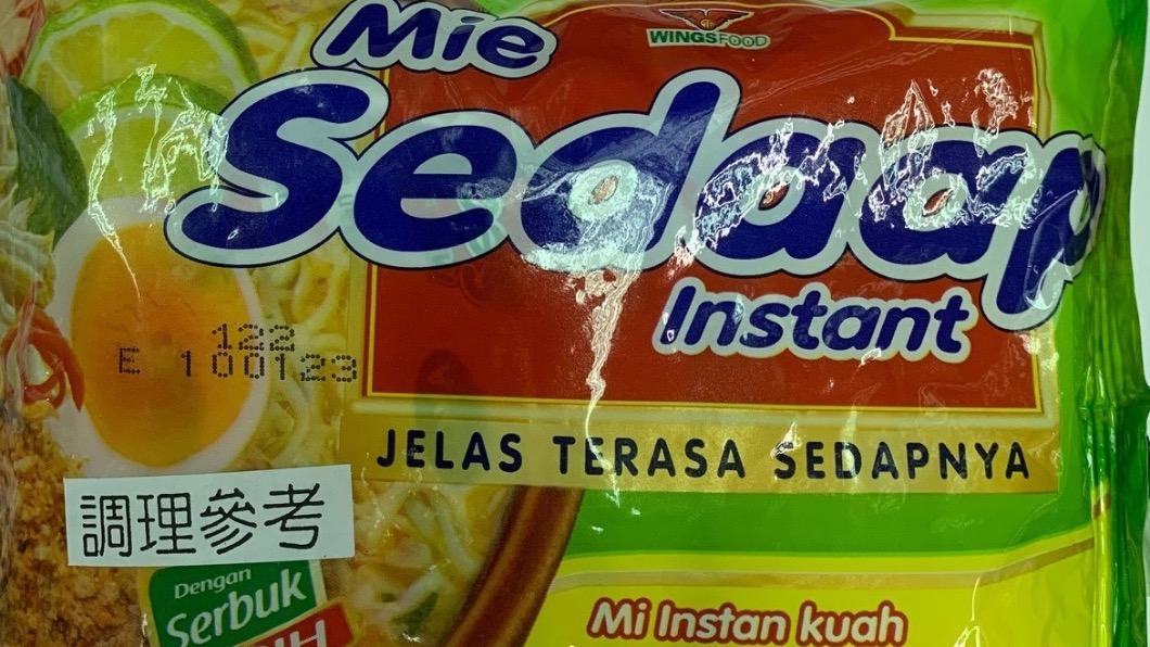 「速食麵(青檸風味)A072(WINGSFOOD MIE SEDAAP INSTANT (RASA SOTO))」檢出農藥殘留含量不符規定。(圖/食藥署提供)
