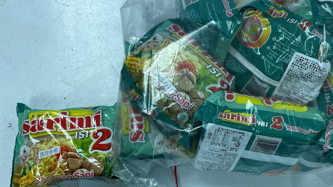 「速食湯麵(牛肉丸風味) A061(SARIMI MI INSTANT NOODLES)」檢出農藥殘留含量不符規定。(圖/食藥署提供)