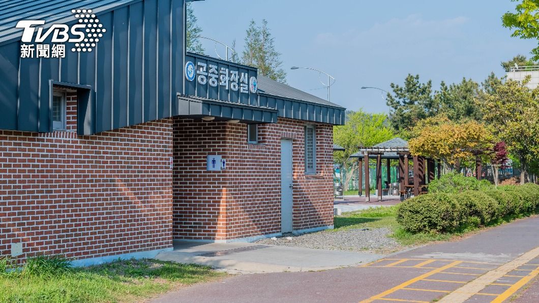 民眾發現公廁內的空調不翼而飛，沒想到竟是公務員犯案。（示意圖／達志影像Shutterstock）