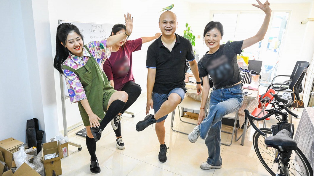 大陸四川一名老闆發出減肥挑戰令要員工一起參與。（圖／翻攝自網易新聞）