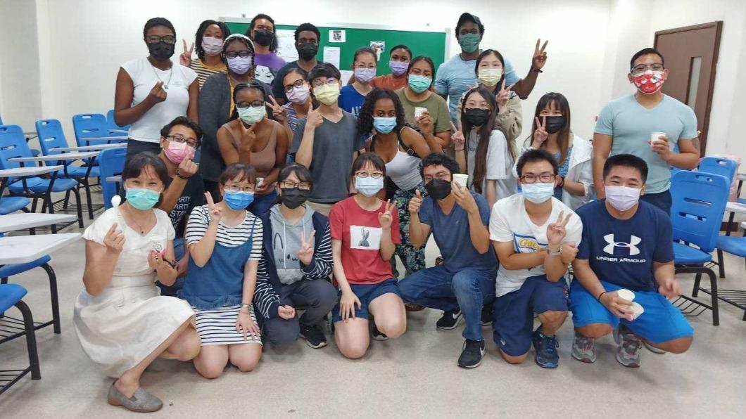 義守大學國際咖啡屋 月見冰與青草茶一起交流