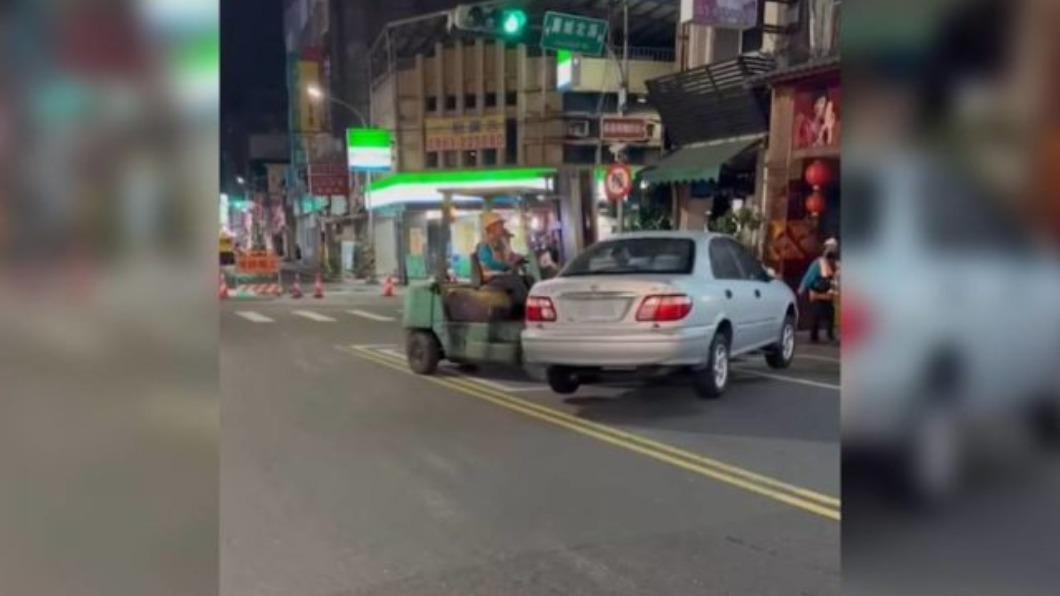 找嘸車主!堆高機「公主抱汽車」完美停格 網笑:每個社區都需要