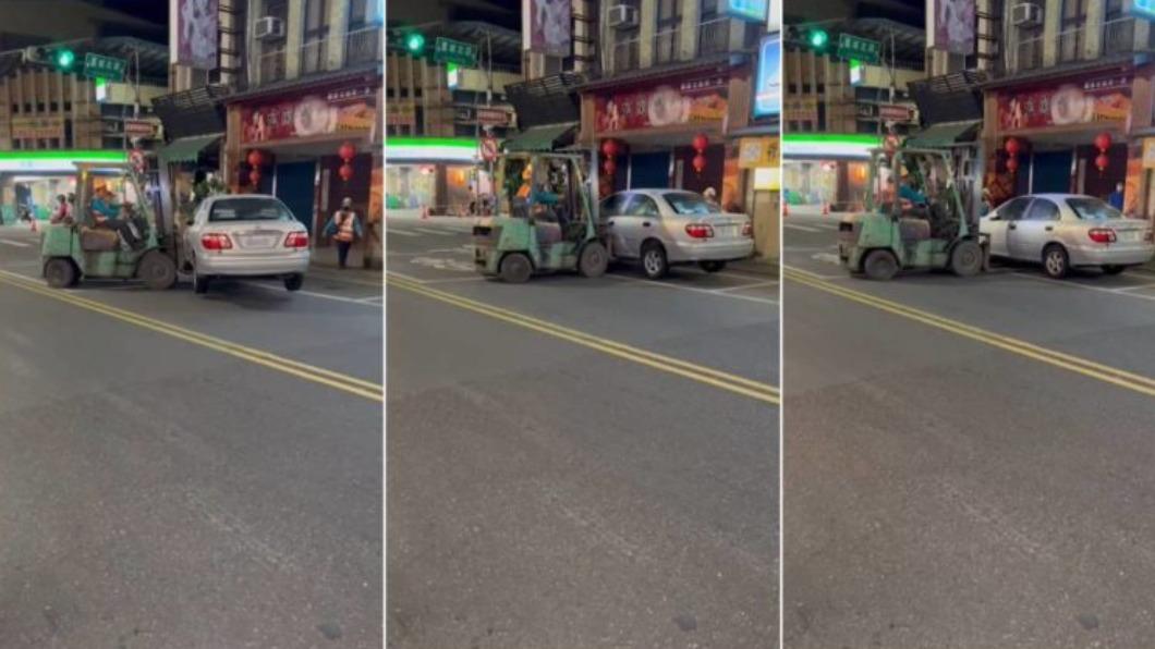 堆高機駕駛完美操作,將車輛不偏不移地放在停車格內。(圖/翻攝自爆廢公社臉書)