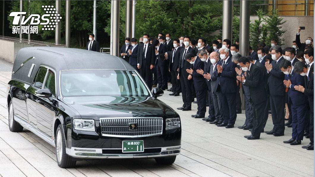安倍夫人捧骨灰回家宅　火化前臉頰貼棺道別