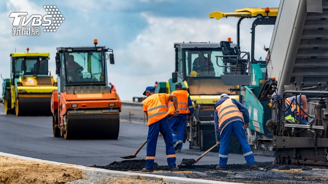 巴西日前發生有鋪路機爆胎鋼圈噴出砸死工人的意外。（示意圖／shutterstock 達志影像）