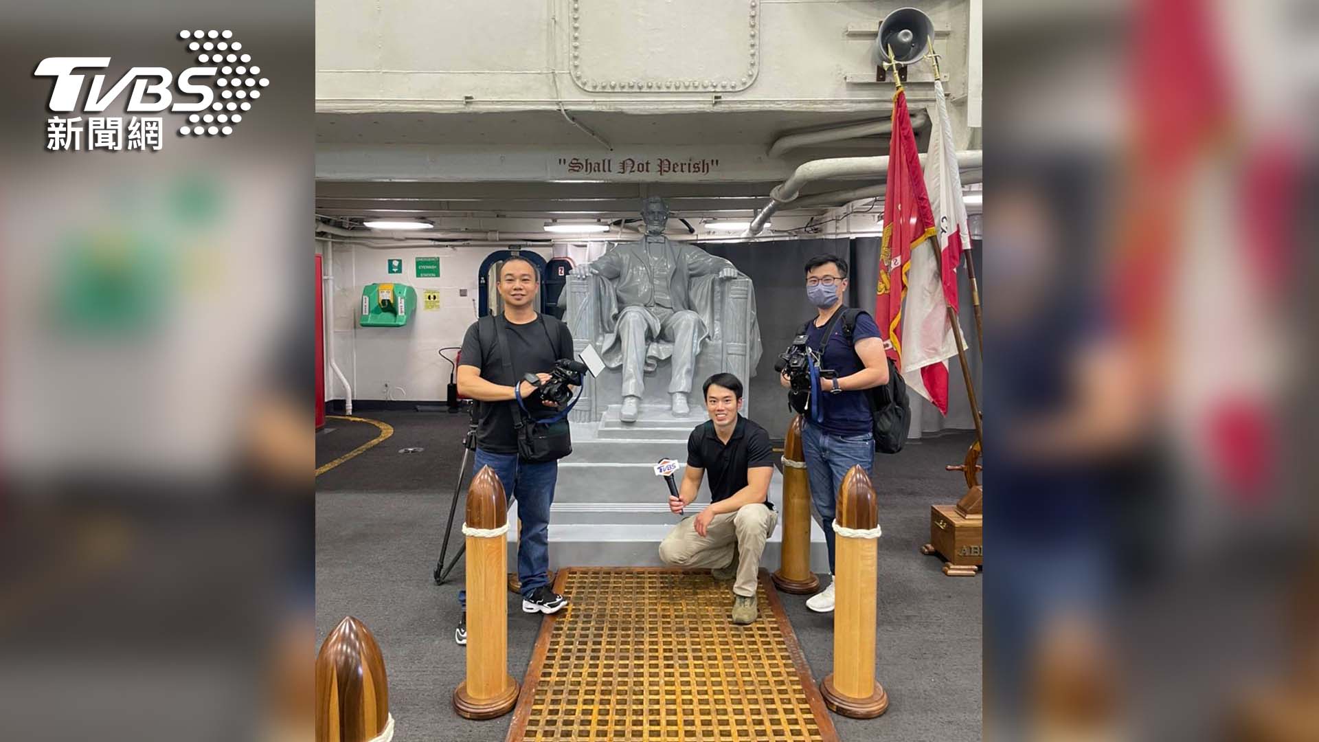 TVBS採訪團隊也獲得美軍許可,帶領觀眾登上林肯號航空母艦朝聖。(圖/TVBS提供)