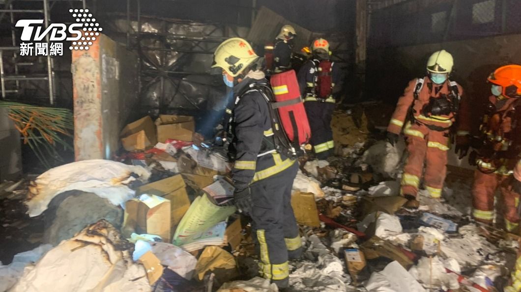新店廢紙倉庫暗夜惡火 2員工遭濃煙嗆傷送醫
