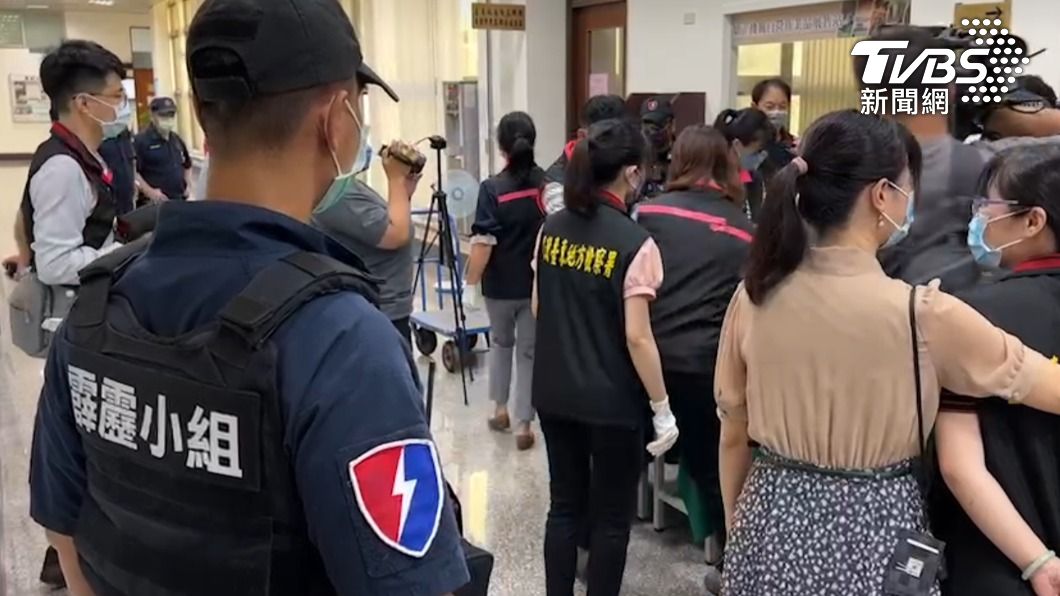 現場部署霹靂小組。(圖/TVBS)