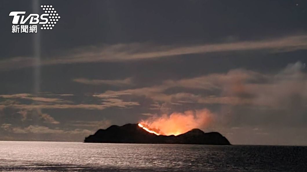 牧羊人燒雜草!小蘭嶼火燒島照亮夜空 震撼畫面曝光
