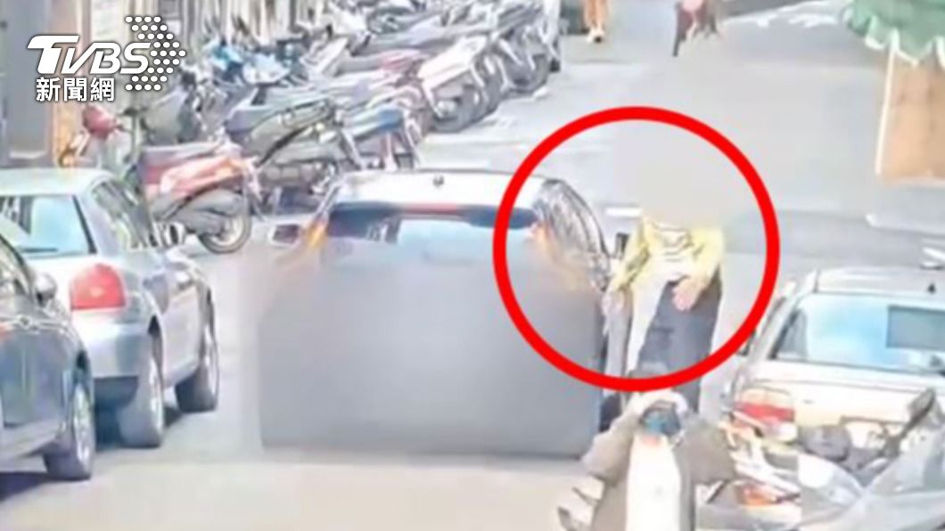 老翁故意將手靠近車輛。(圖/TVBS)