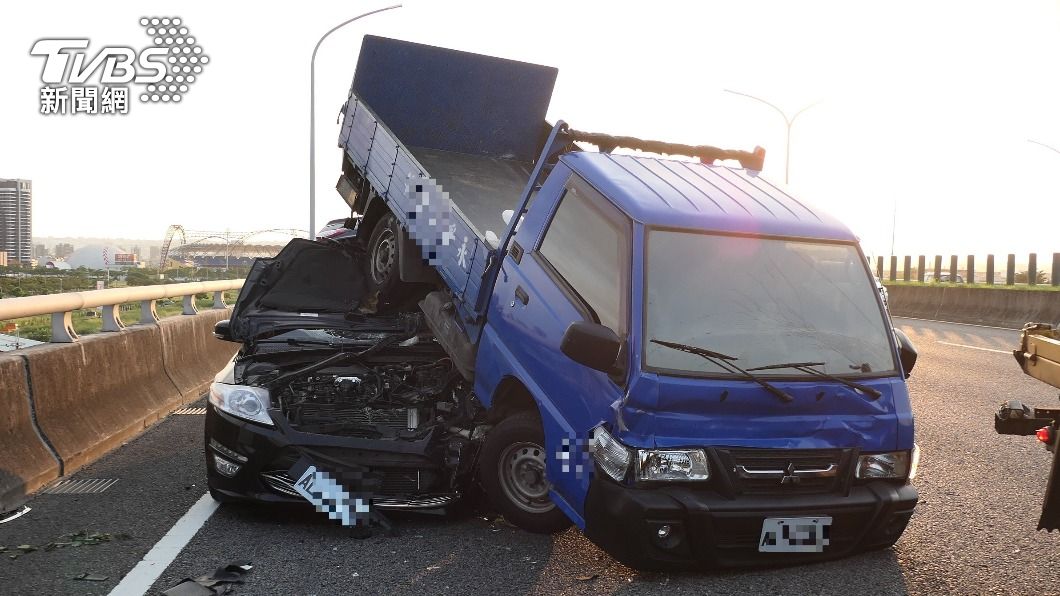 轎車將小貨車鏟起。（圖／TVBS）