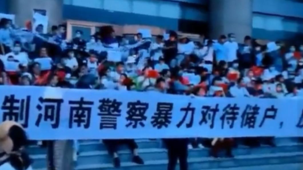 河南村鎮銀行爆衝突 網友湧美使館微博求助:救救儲戶
